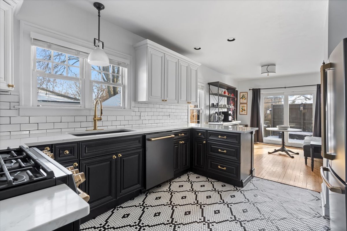 330 East St Charles Road Elmhurst, IL 60126 - Photo 13 of 35