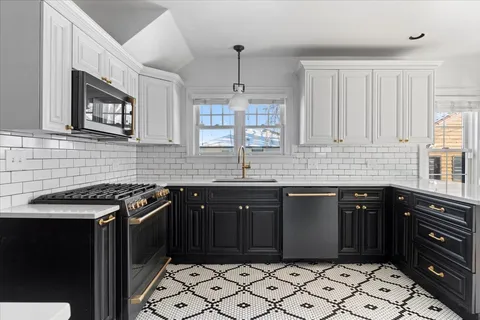 $649,900 | 330 East St Charles Road, Elmhurst, IL 60126