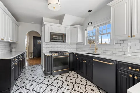 $649,900 | 330 East St Charles Road, Elmhurst, IL 60126