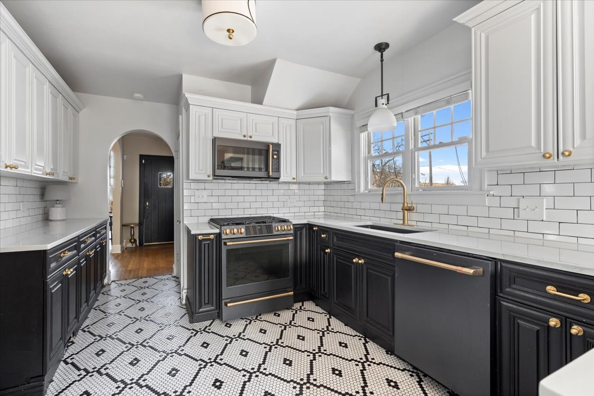 330 East St Charles Road Elmhurst, IL 60126 - Photo 15 of 35