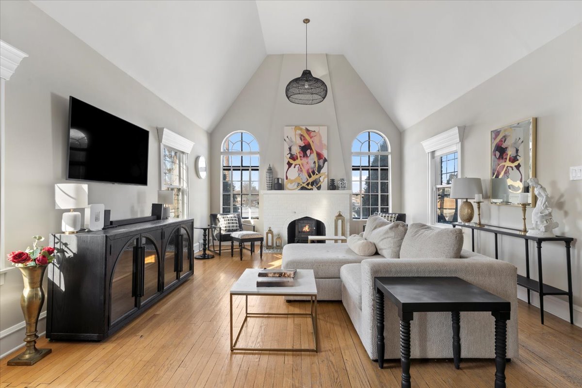 330 East St Charles Road Elmhurst, IL 60126 - Photo 3 of 35