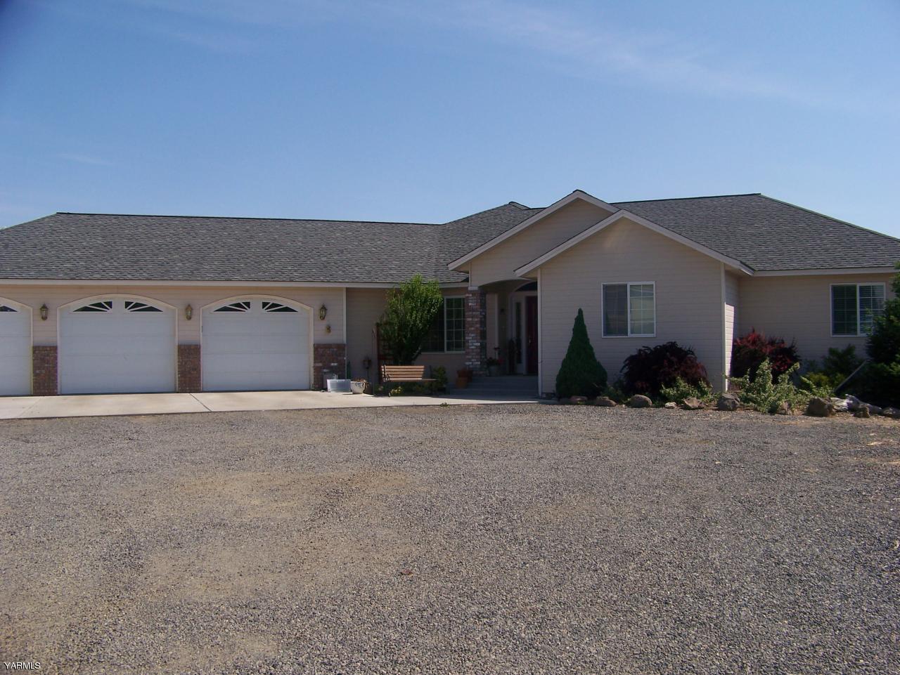 10811 Zier Road Yakima, WA 98908 - Photo 1 of 20 a front view of a house with a yard and garage
