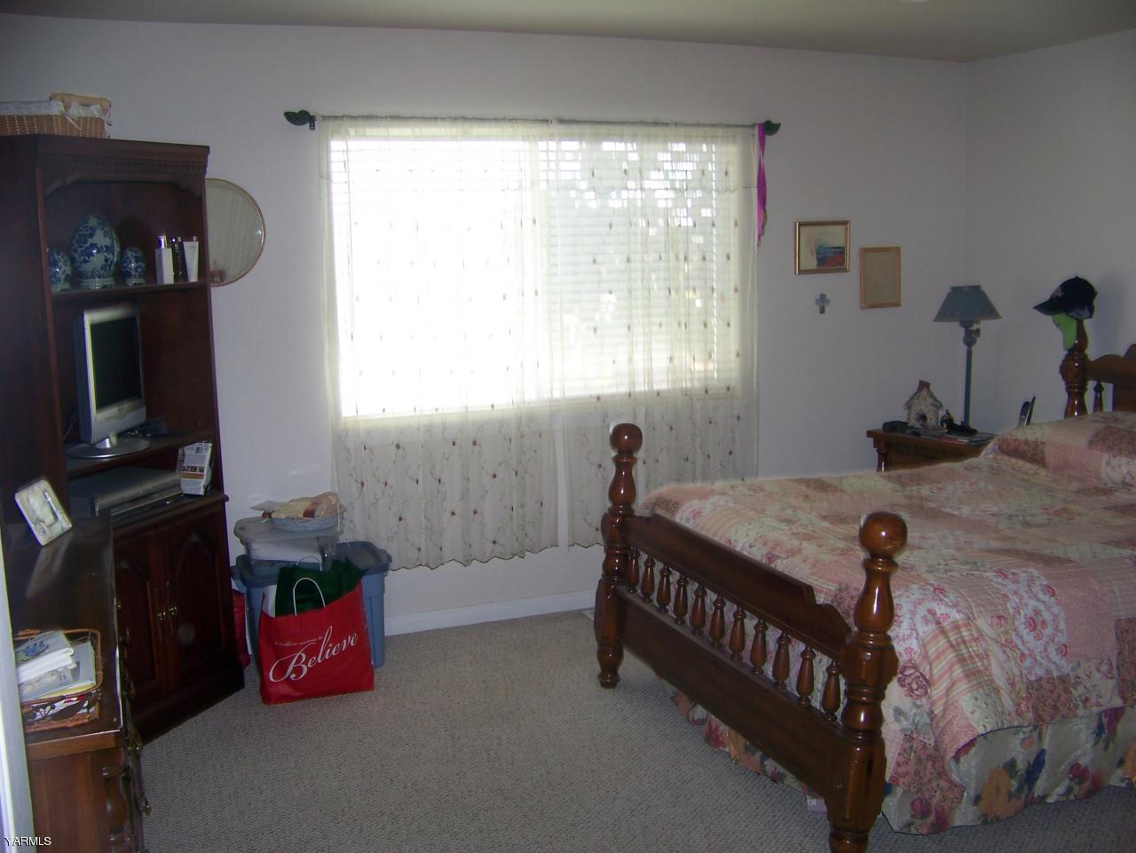 10811 Zier Road Yakima, WA 98908 - Photo 11 of 20 a bedroom with a bed and a tv on table