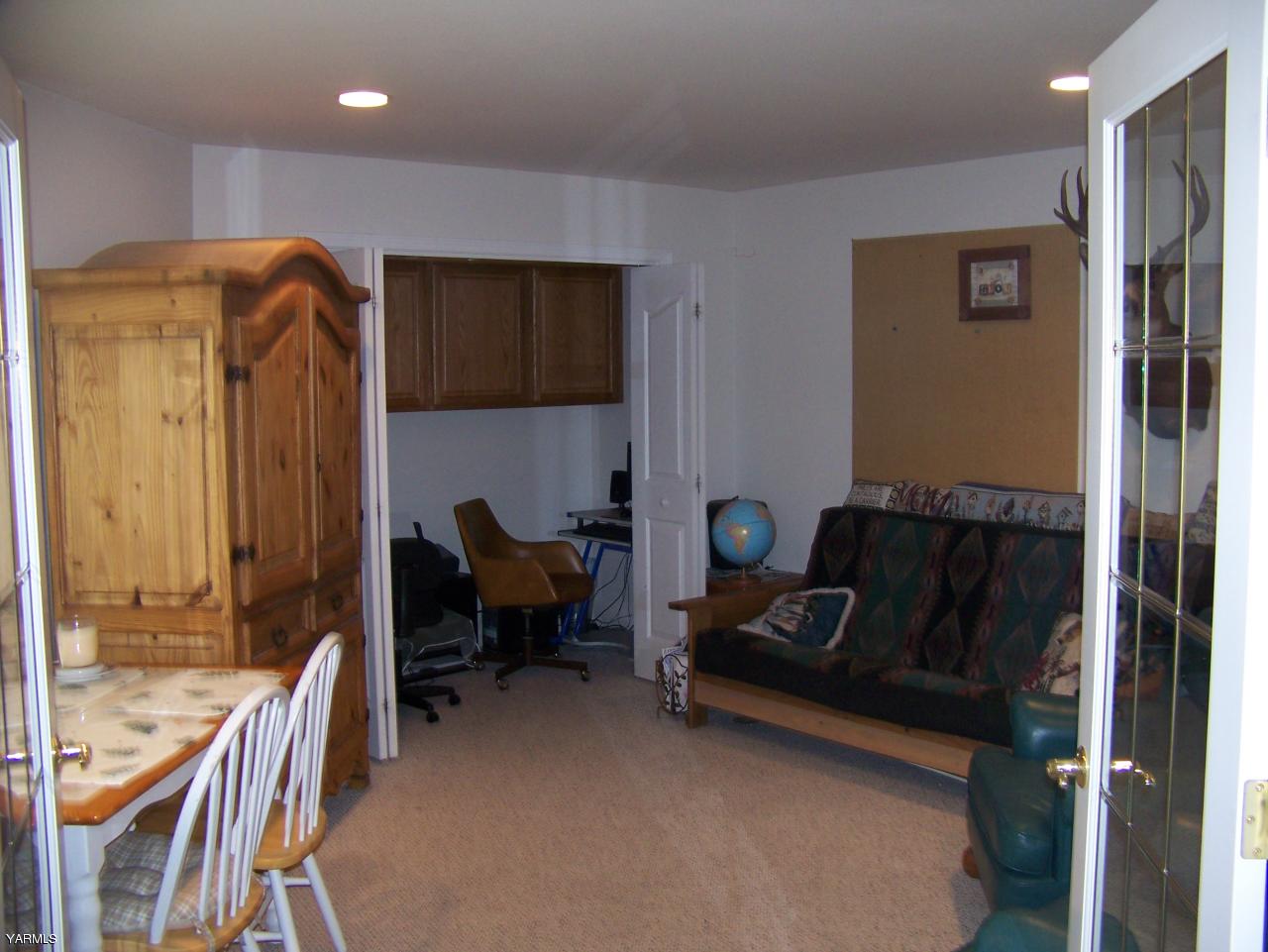 10811 Zier Road Yakima, WA 98908 - Photo 3 of 20 a living room with furniture and a piano