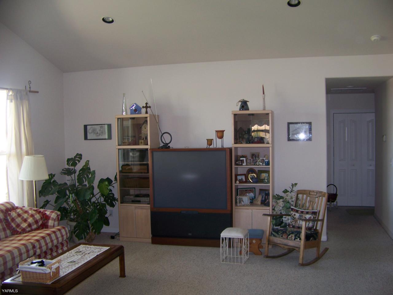 10811 Zier Road Yakima, WA 98908 - Photo 4 of 20 a room with furniture and a potted plant