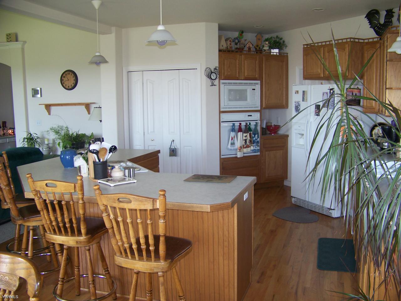 10811 Zier Road Yakima, WA 98908 - Photo 7 of 20 a view of a dining room with furniture and wooden floor
