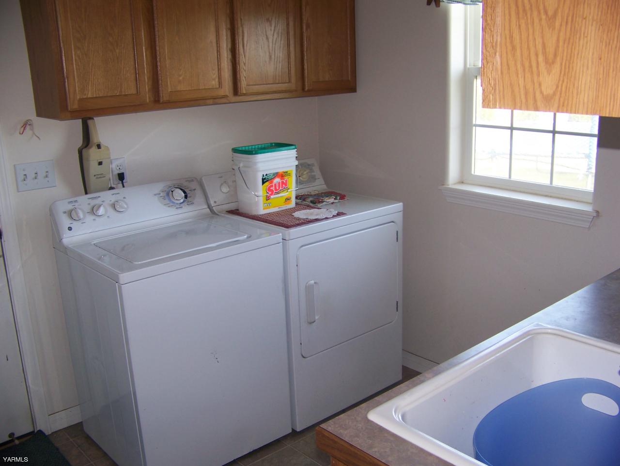 10811 Zier Road Yakima, WA 98908 - Photo 9 of 20 a utility room with dryer and washer