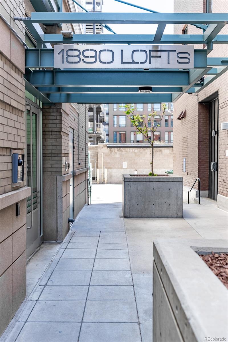 1890 Wynkoop Street, Unit 604 Denver, CO 80202 - Photo 2 of 26 a kitchen with a stove and a refrigerator