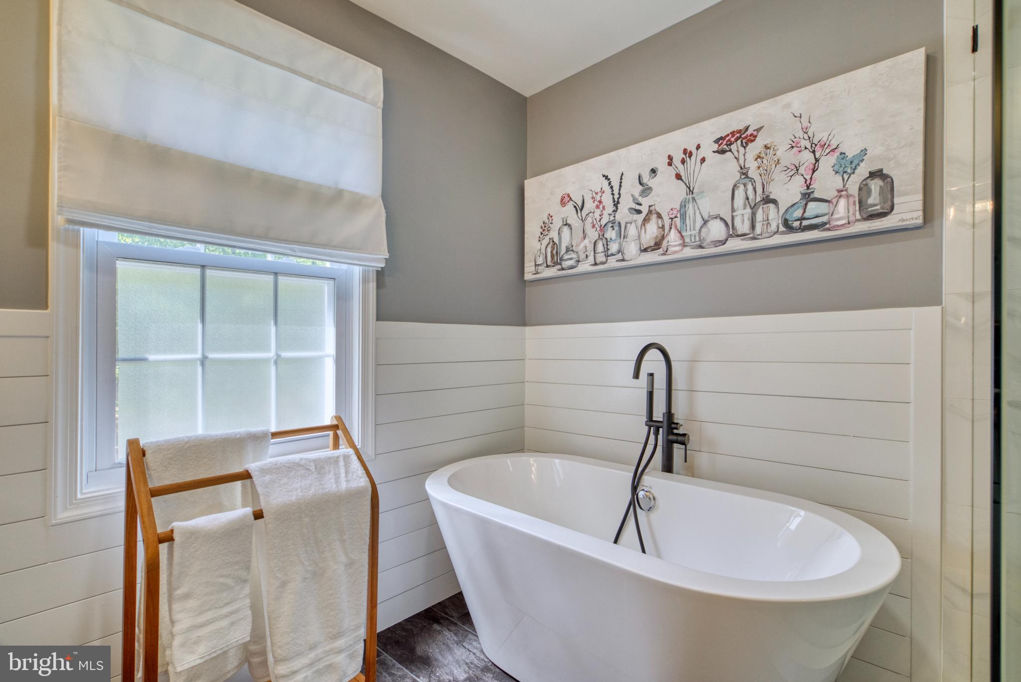12010 Trotter Lane Reston, VA 20191 - Photo 23 of 79 Primary Bath Soaking tube