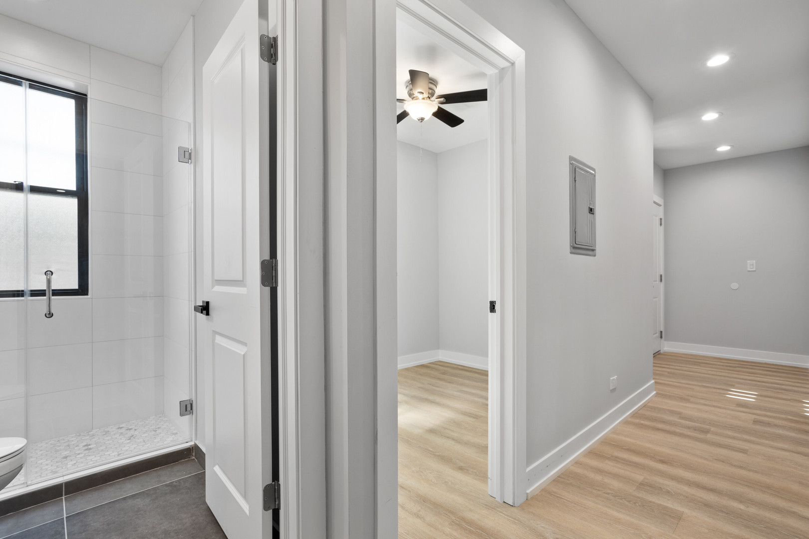 1552 West Juneway Terrace, Unit 3E Chicago, IL 60626 - Photo 7 of 13 a view of a room with wooden floor
