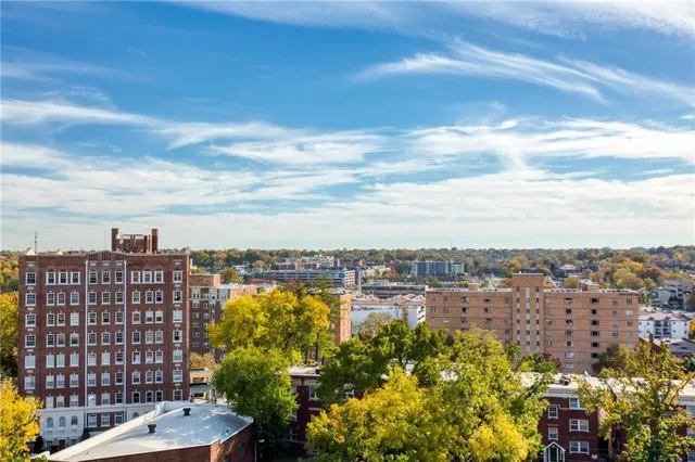 $375,000 | 4550 Warwick Boulevard, Unit 70304, Kansas City, MO 64111