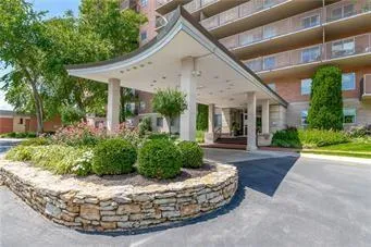$375,000 | 4550 Warwick Boulevard, Unit 70304, Kansas City, MO 64111