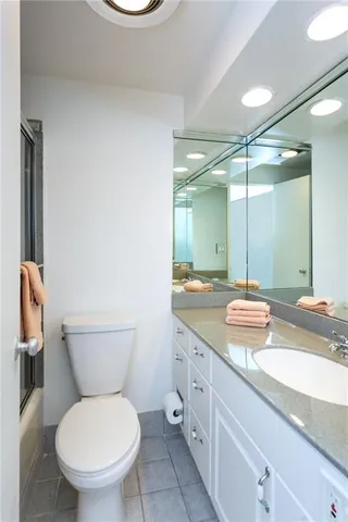 $375,000 | 4550 Warwick Boulevard, Unit 70304, Kansas City, MO 64111