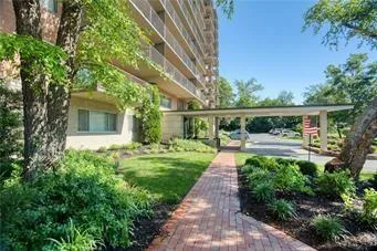 $375,000 | 4550 Warwick Boulevard, Unit 70304, Kansas City, MO 64111