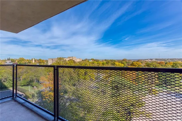 $375,000 | 4550 Warwick Boulevard, Unit 70304, Kansas City, MO 64111