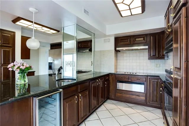 $375,000 | 4550 Warwick Boulevard, Unit 70304, Kansas City, MO 64111