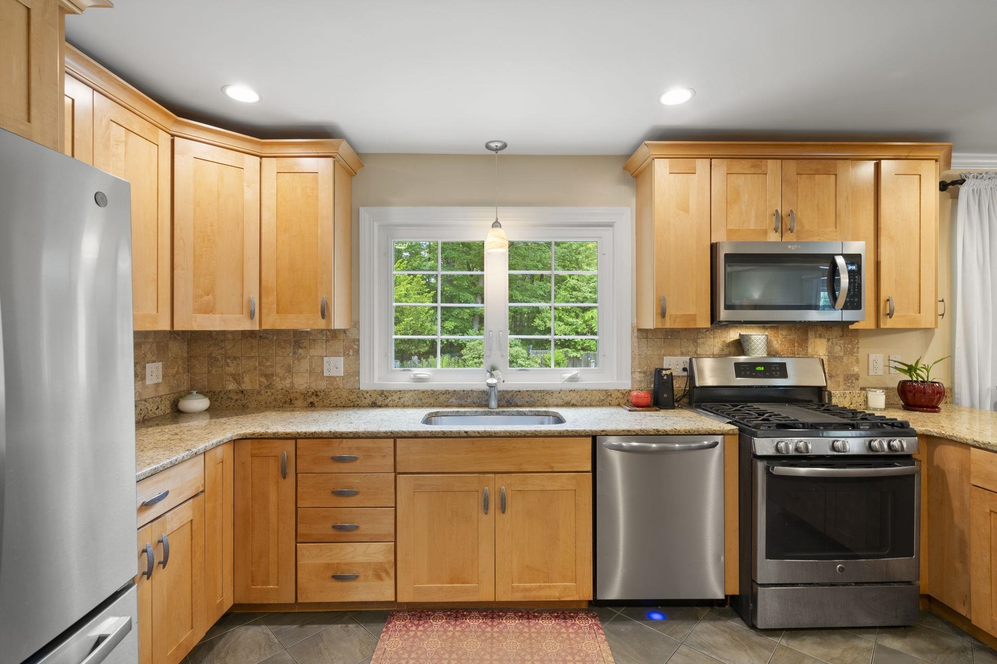 11 Dunbarton Drive Nashua, NH 03063 - Photo 12 of 45