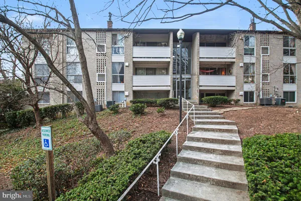 $2,200 | 5616 Bismach Drive, Unit 204, Alexandria, VA 22312