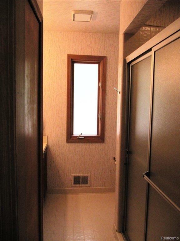 1754 North Fairview Lane Rochester, MI 48306 - Photo 31 of 36 Master Shower.JPG