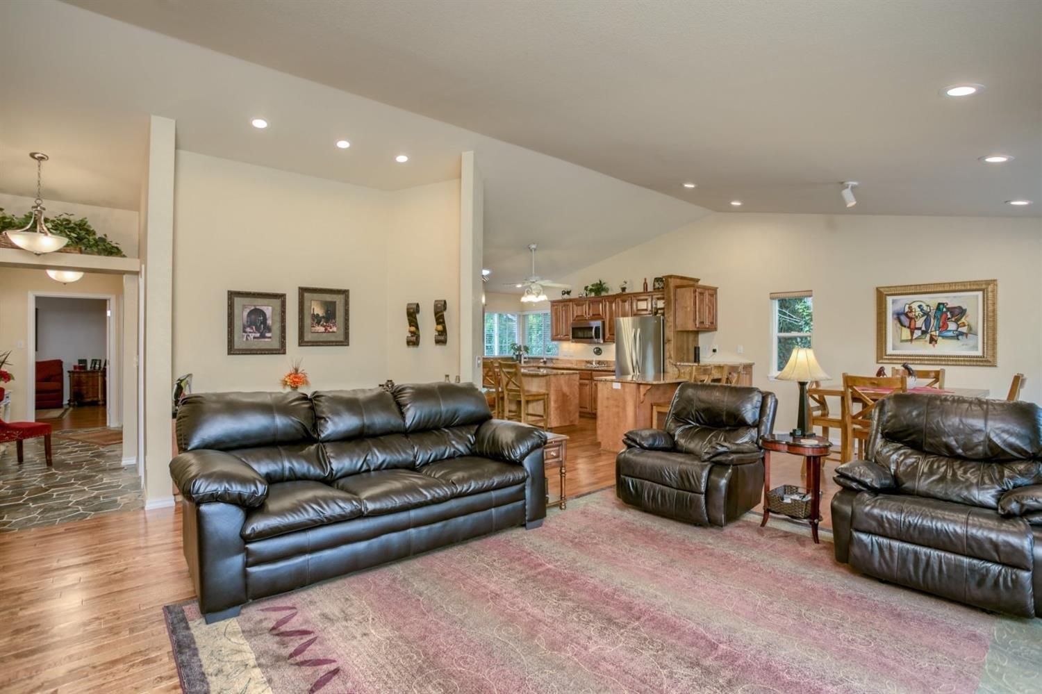 2818 South River Road Grants Pass, OR 97527 - Photo 35 of 35 Open floor plan and vaulted ceilings!