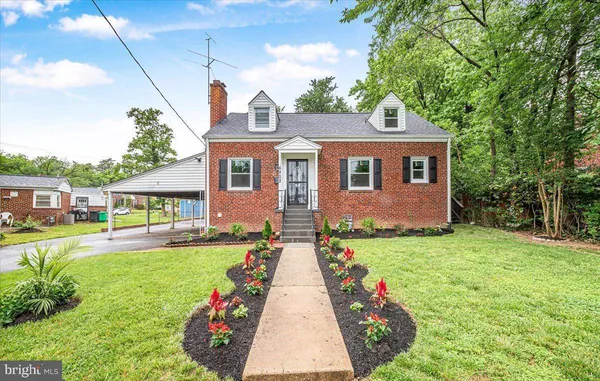 a view of house with a yard