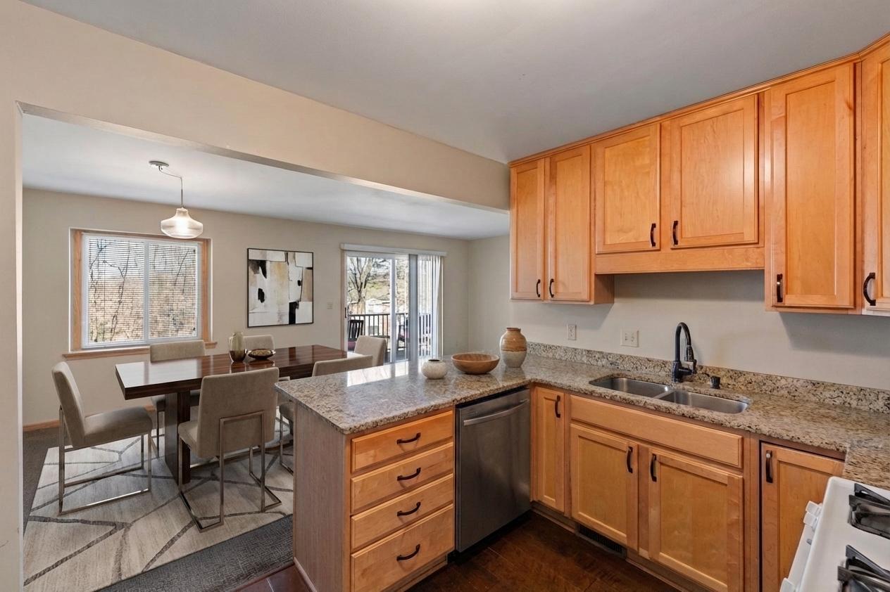 304 Pondridge Circle Wayzata, MN 55391 - Photo 2 of 21