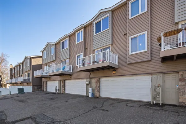 $2,495 | 304 Pondridge Circle, Wayzata, MN 55391