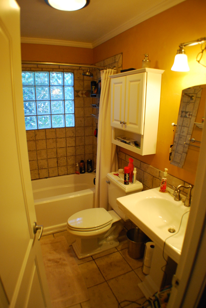 7017 Riata Drive Redding, CA 96002 - Photo 4 of 12 Front Bath