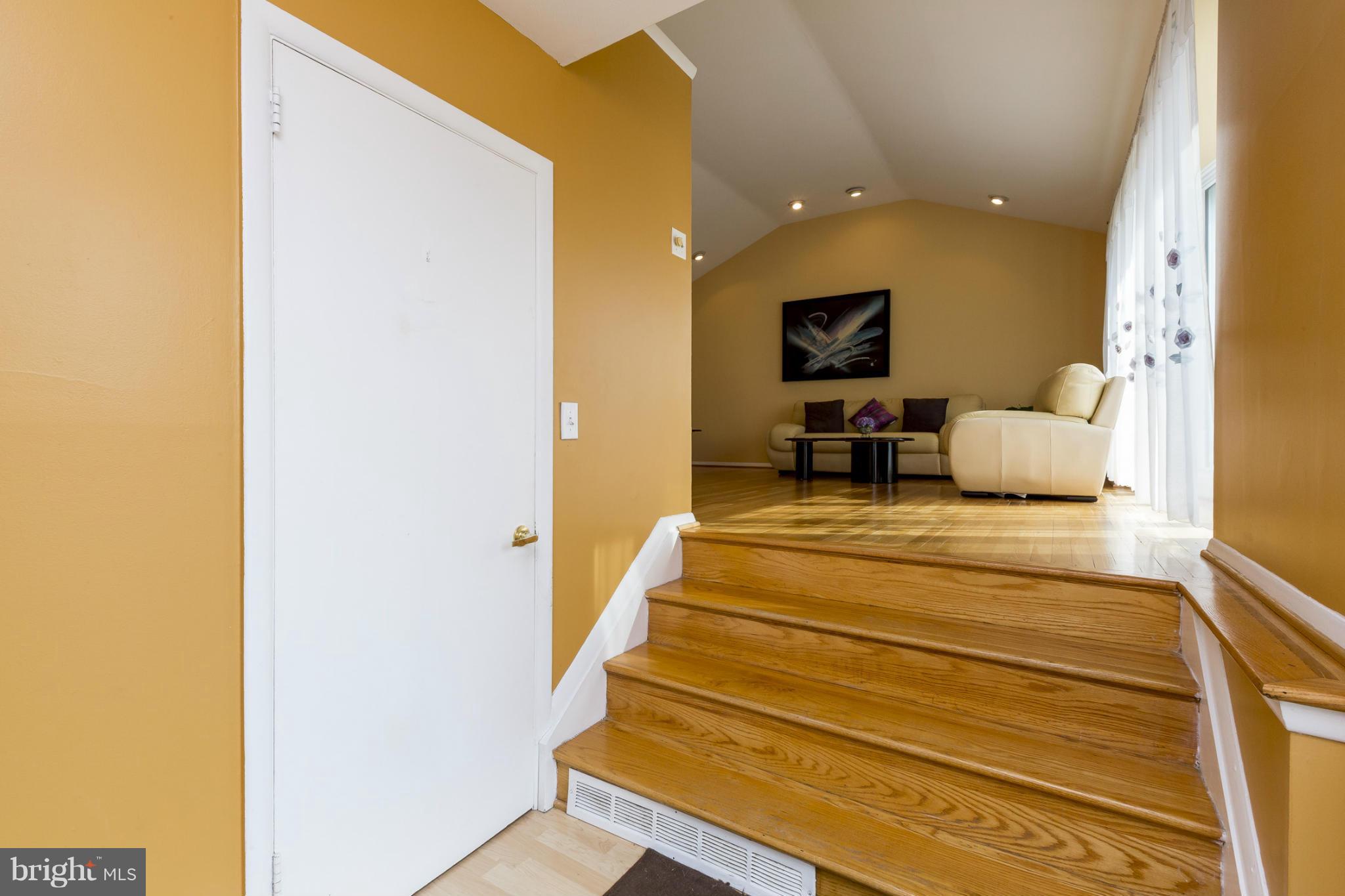 6705 Baythorne Road Baltimore, MD 21209 - Photo 3 of 30 Foyer