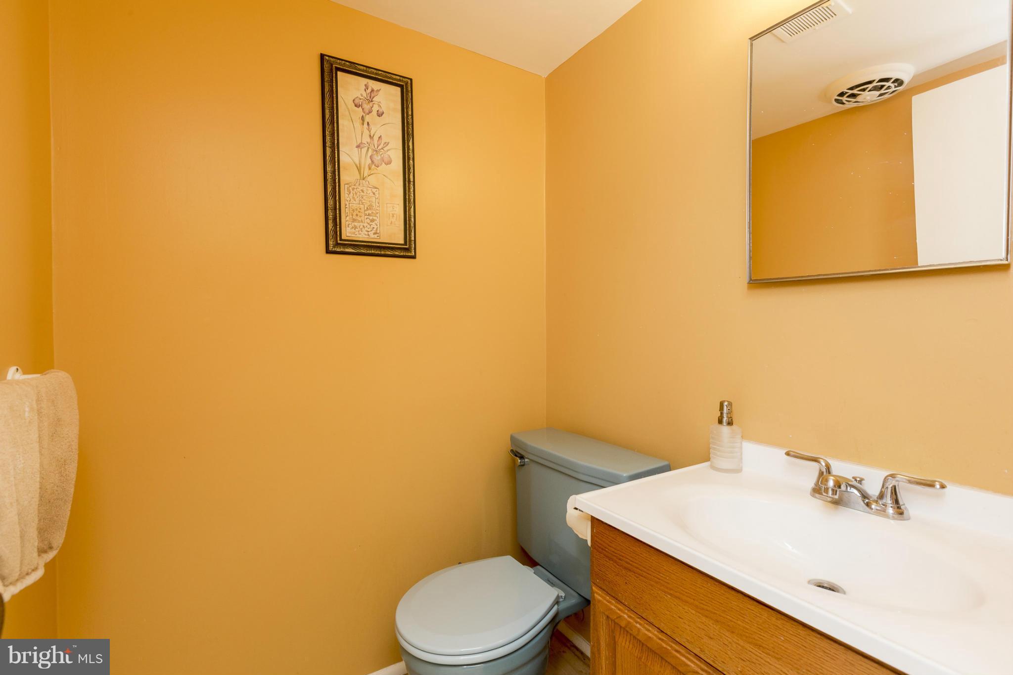 6705 Baythorne Road Baltimore, MD 21209 - Photo 4 of 30 Half Bath