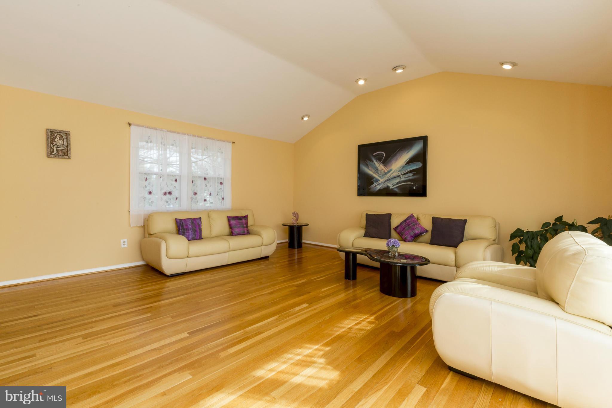 6705 Baythorne Road Baltimore, MD 21209 - Photo 5 of 30 Living Room