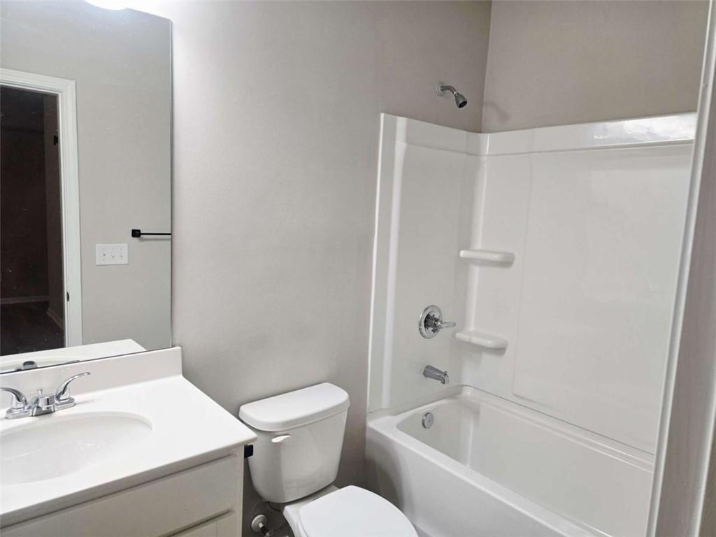 213 North Fortune Way Dallas, GA 30157 - Photo 18 of 24 a bath room with a toilet a sink and a bath tub