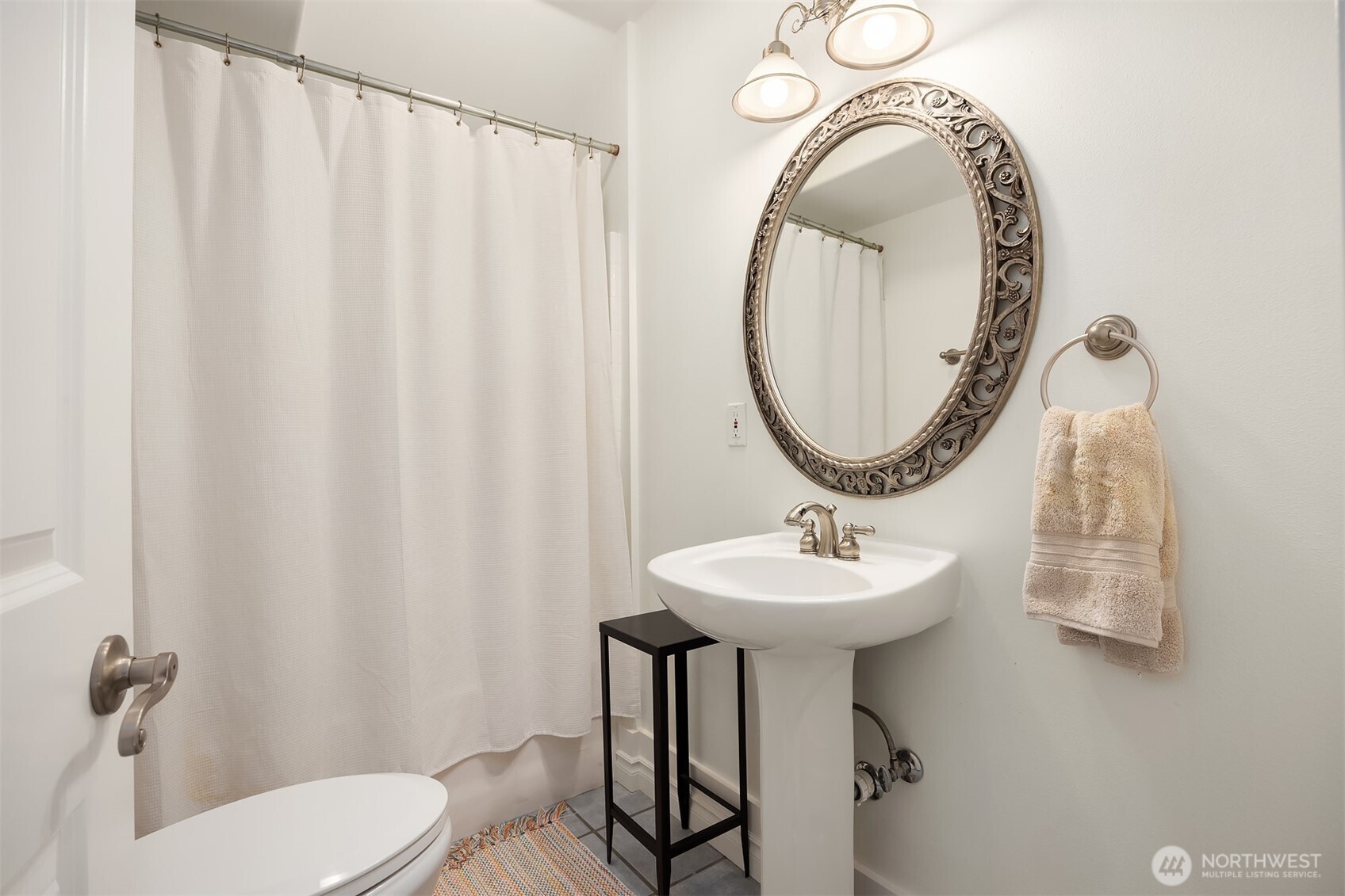 4003 Densmore Avenue North Seattle, WA 98103 - Photo 19 of 33