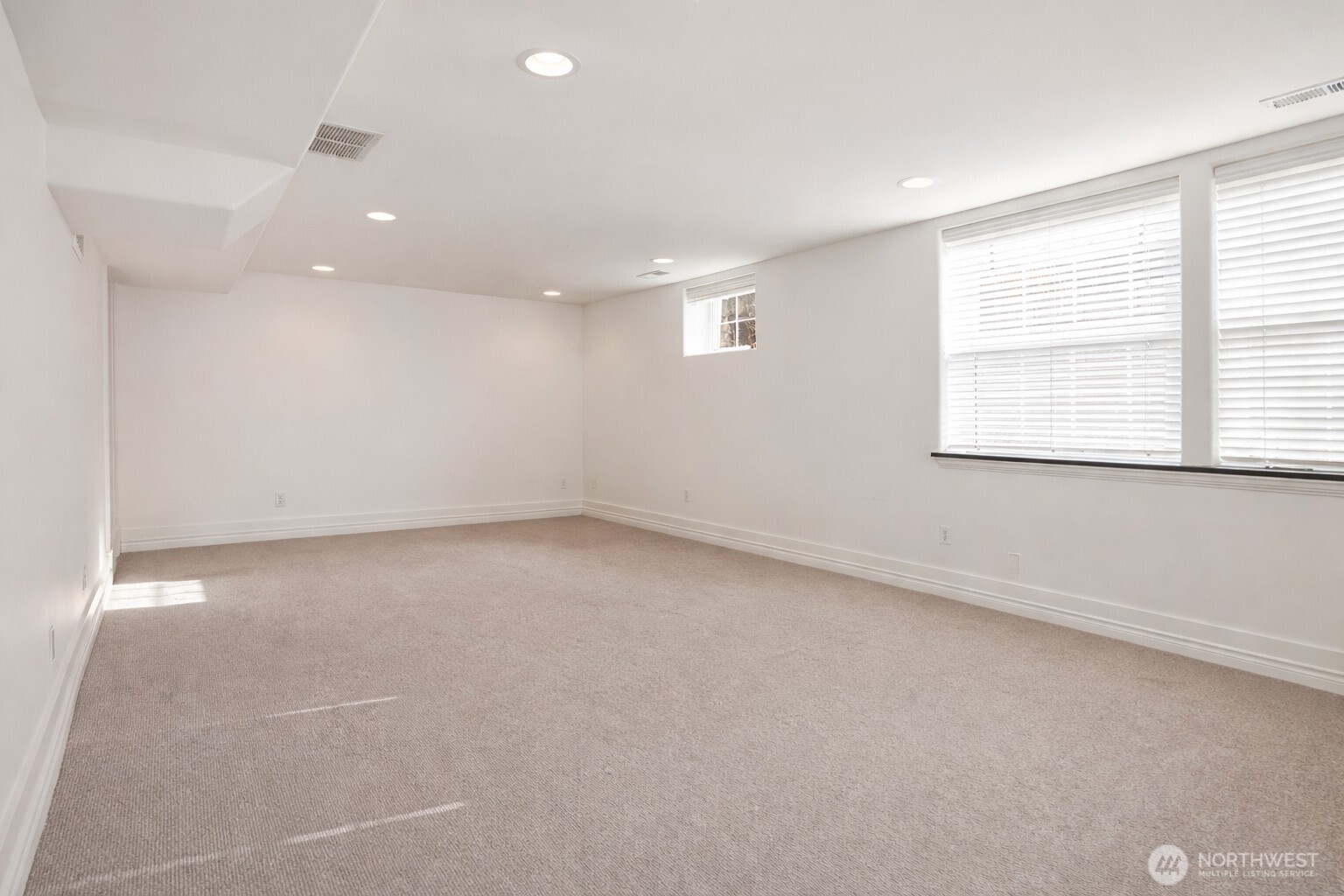 4003 Densmore Avenue North Seattle, WA 98103 - Photo 22 of 33