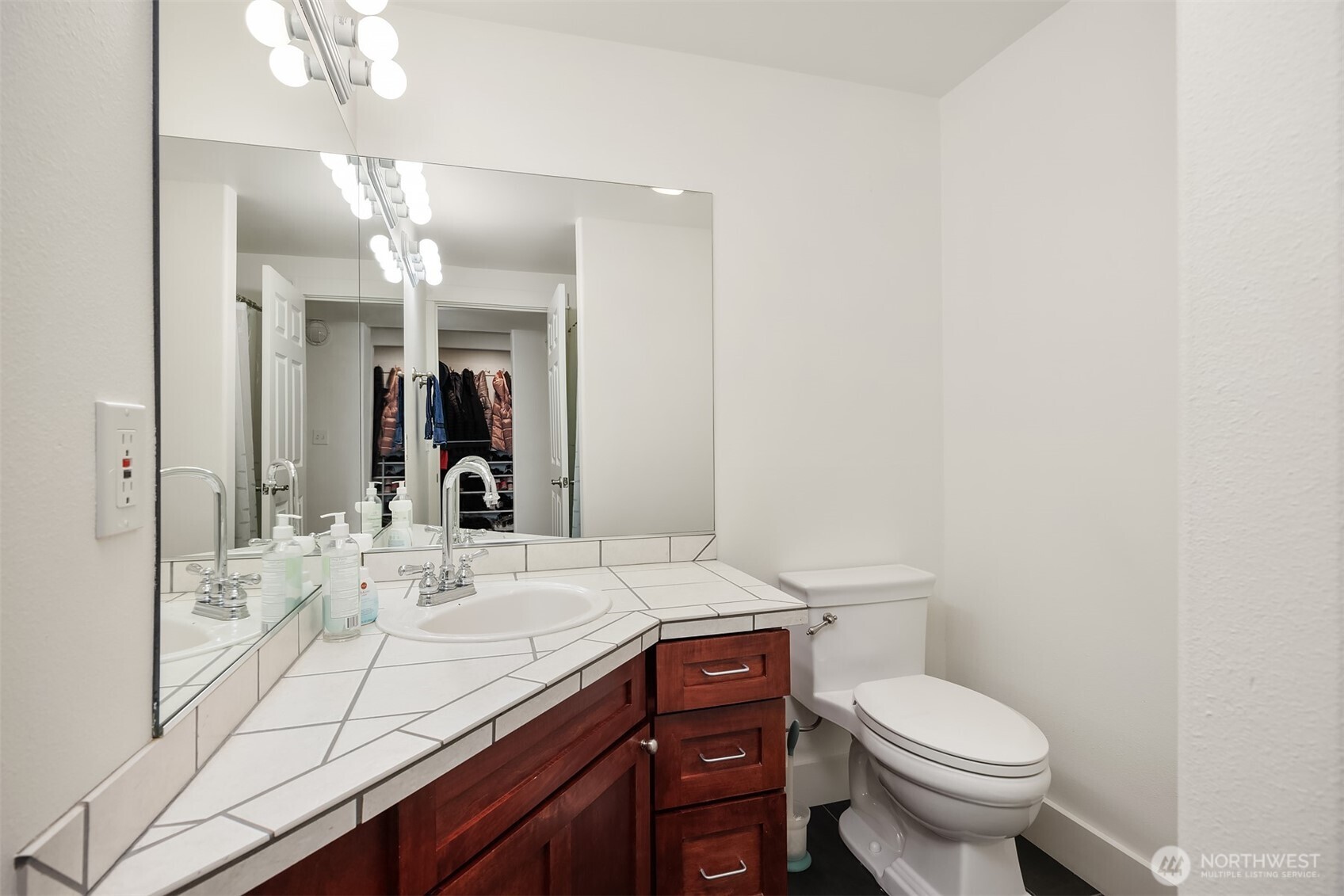 4003 Densmore Avenue North Seattle, WA 98103 - Photo 24 of 33