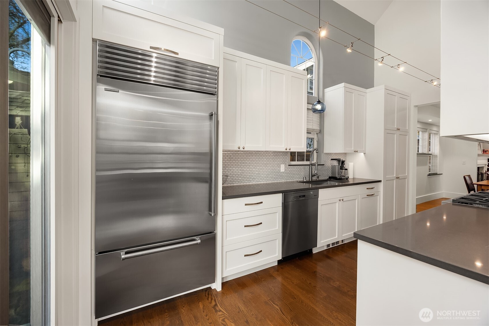 4003 Densmore Avenue North Seattle, WA 98103 - Photo 8 of 33