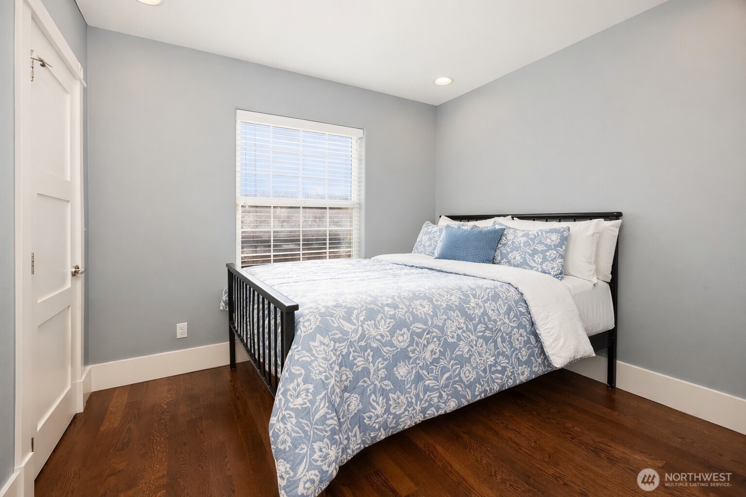 4003 Densmore Avenue North Seattle, WA 98103 - Photo 10 of 33