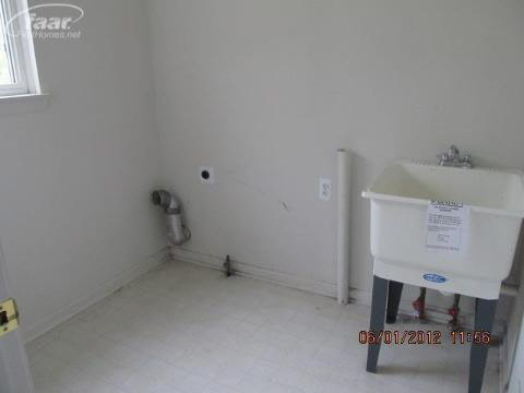 8242 Cook Road Swartz Creek, MI 48473 - Photo 5 of 10 20145161-4.JPG