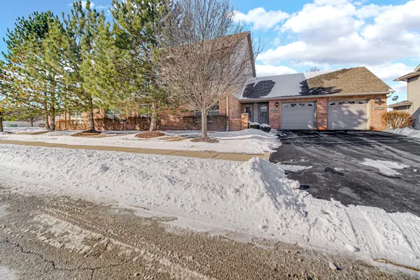 a view of a yard with a house