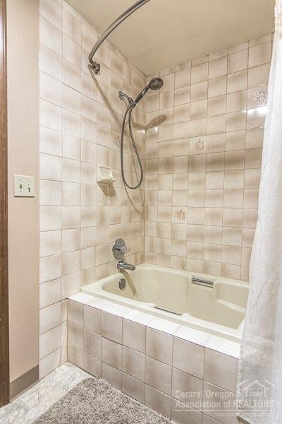 18138 Modoc Lane Sunriver, OR 97707 - Photo 22 of 25 Tiled Guest Bath shower/bath.