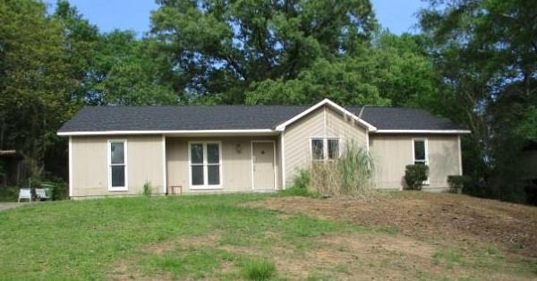 a view of a house with backyard and garden