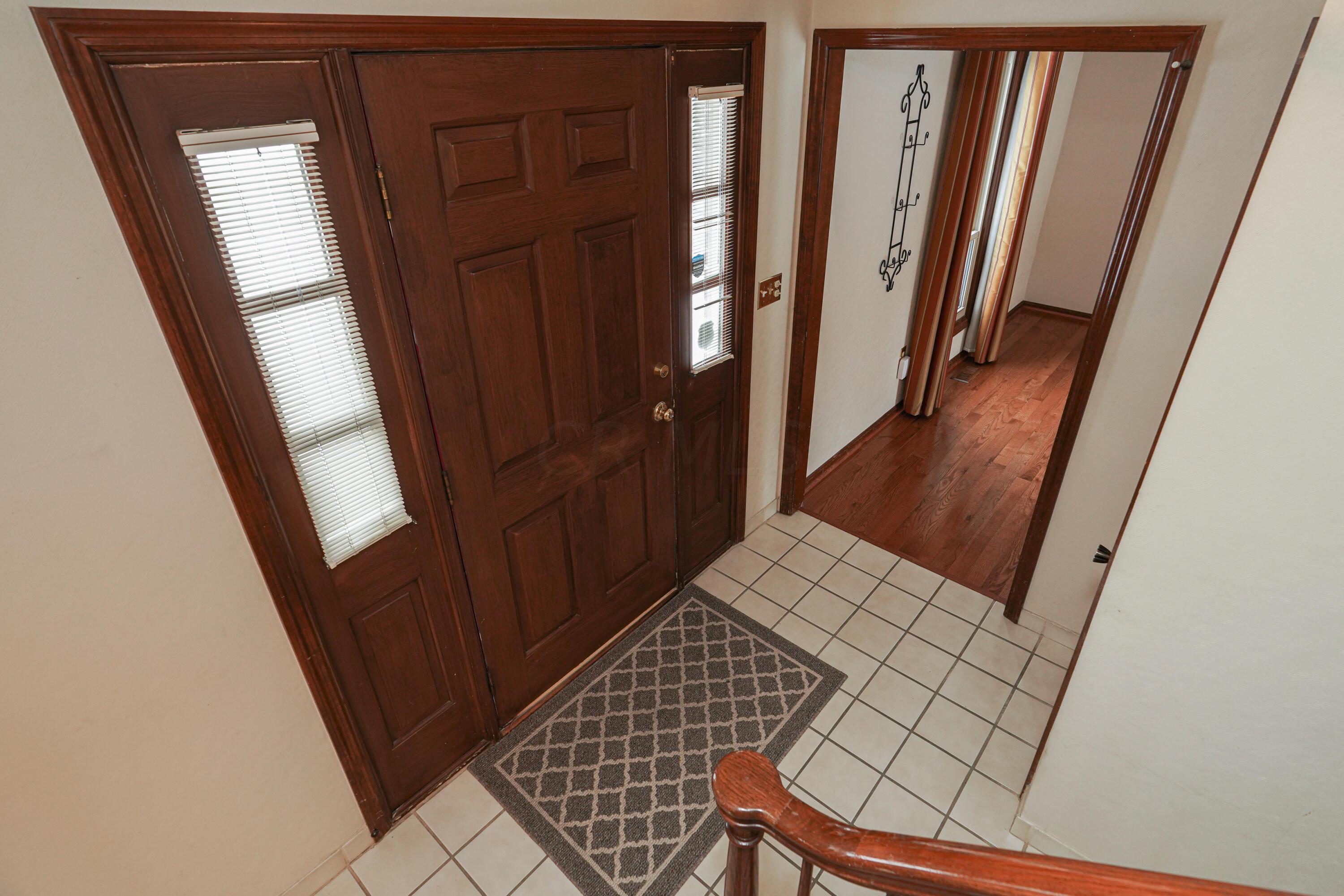 5407 Roscommon Road Dublin, OH 43017 - Photo 6 of 37 Foyer.