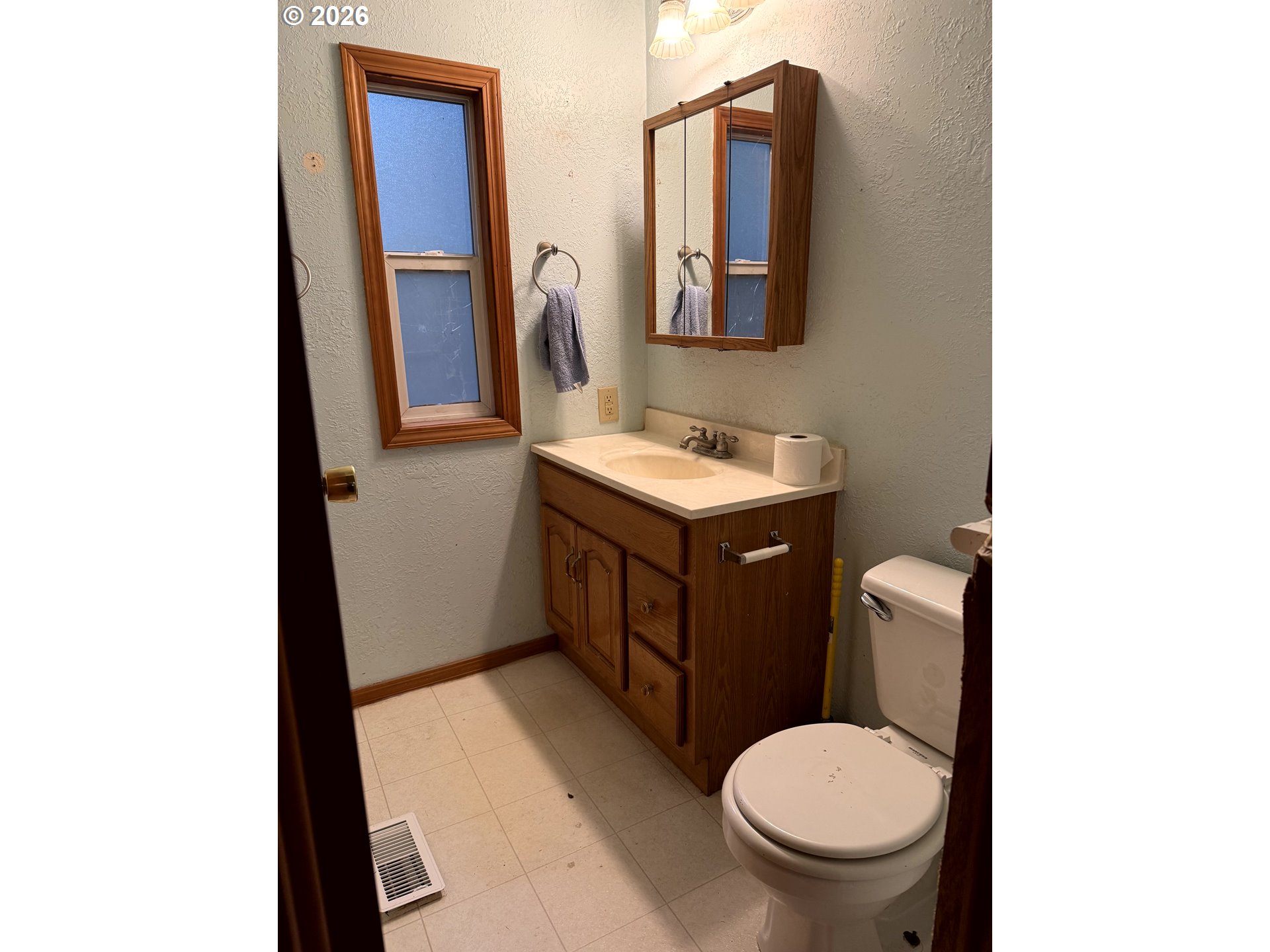 157 Rodgers Road Silverlake, WA 98645 - Photo 8 of 27 a bathroom with a toilet sink and mirror