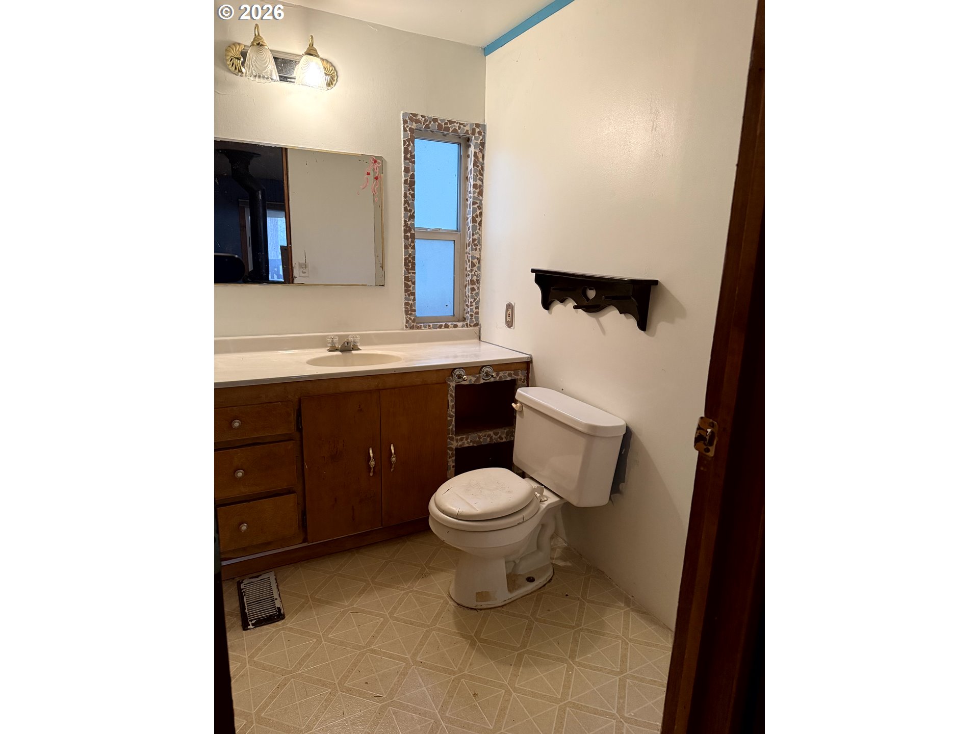157 Rodgers Road Silverlake, WA 98645 - Photo 9 of 27 a bathroom with a toilet a sink and mirror
