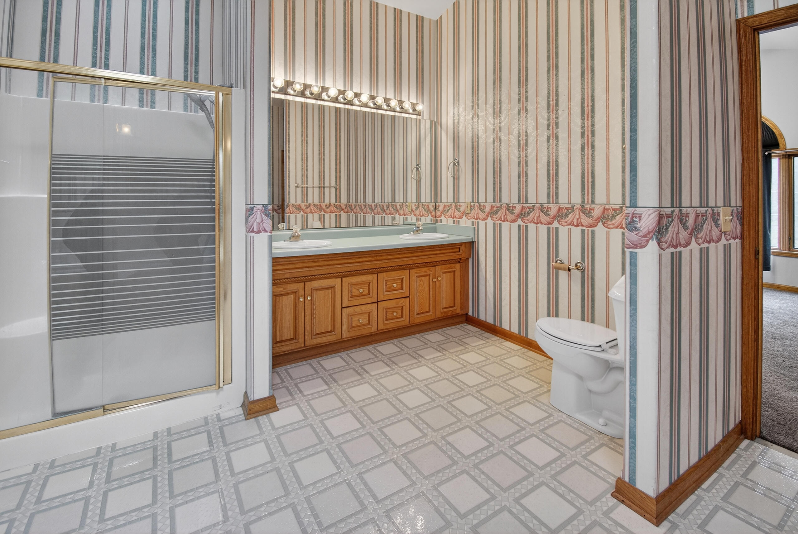 9934 28th Avenue Pleasant Prairie, WI 53158 - Photo 19 of 44 Primary Bath