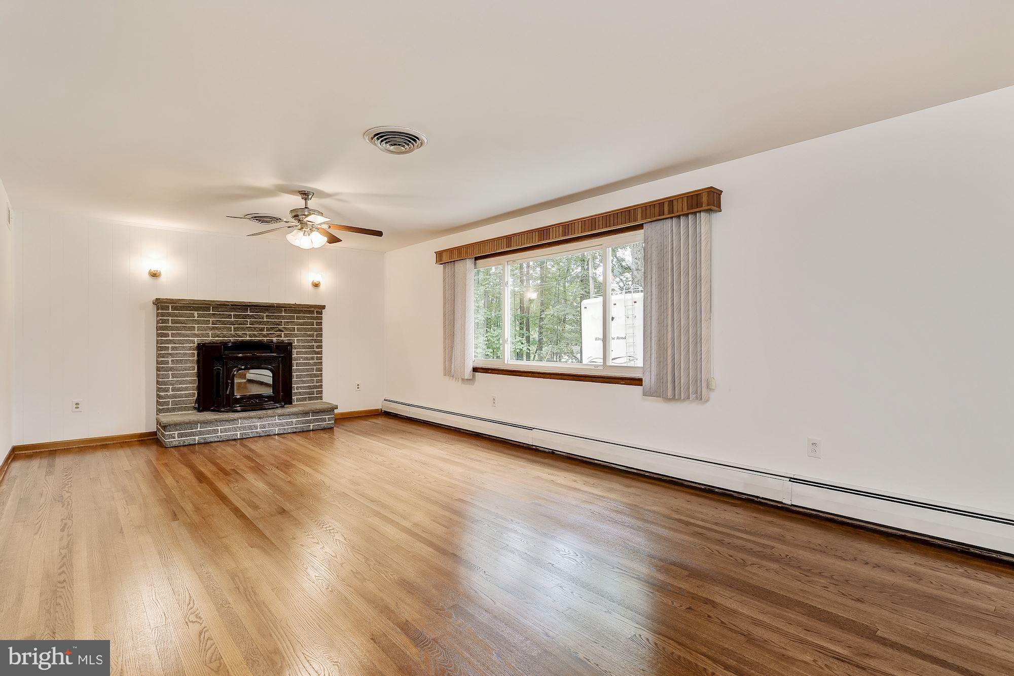 13211 Maple Grove Road Reisterstown, MD 21136 - Photo 2 of 38 Living Room