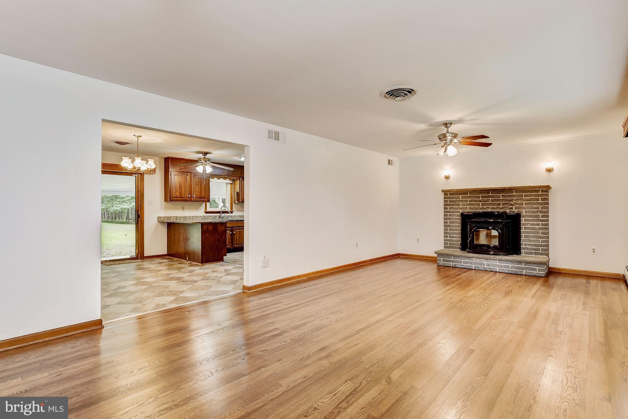 13211 Maple Grove Road Reisterstown, MD 21136 - Photo 3 of 38 Living Room
