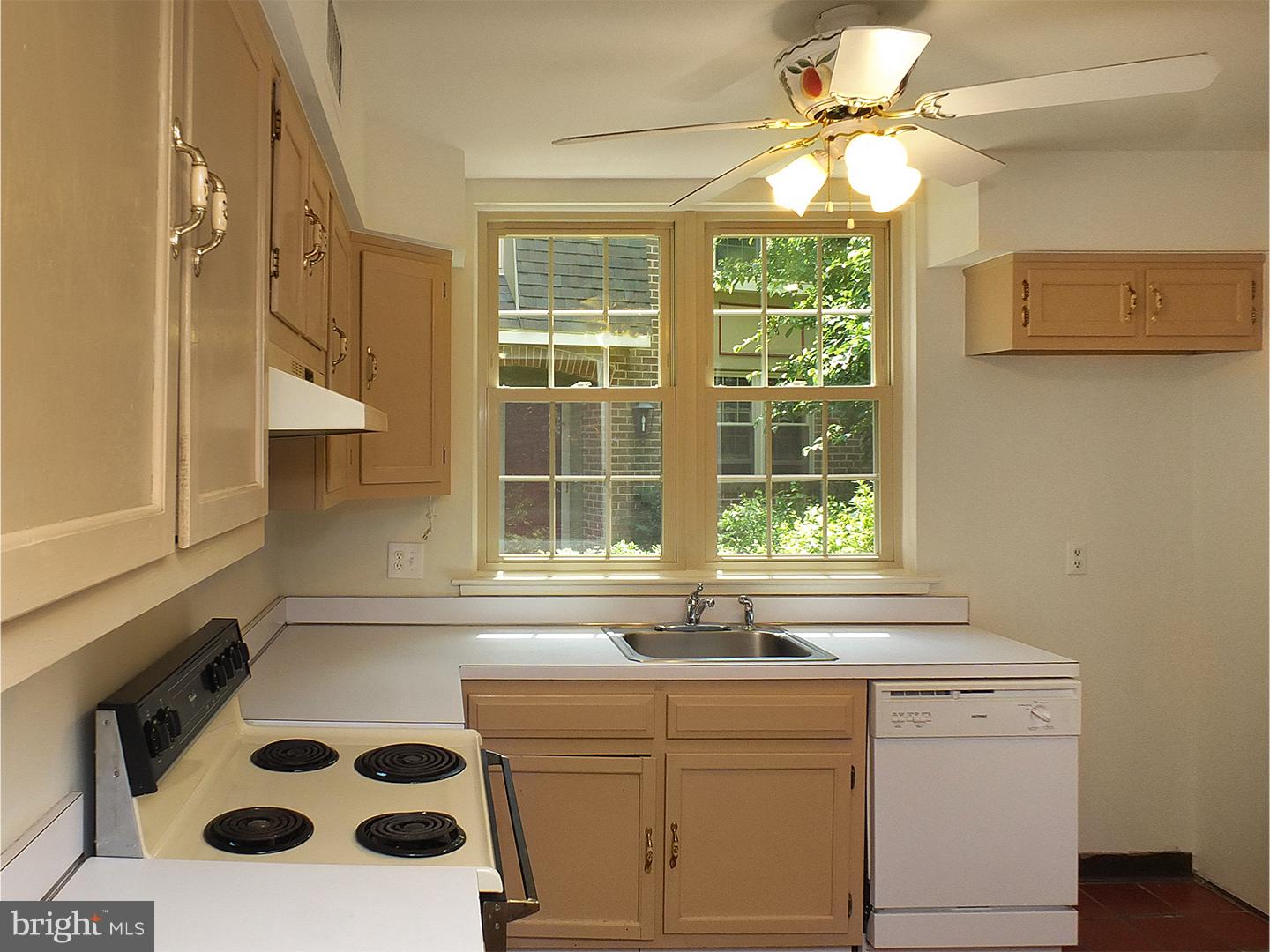 104 A Lantoga Road, Unit 3 Wayne, PA 19087 - Photo 7 of 14 Kitchen