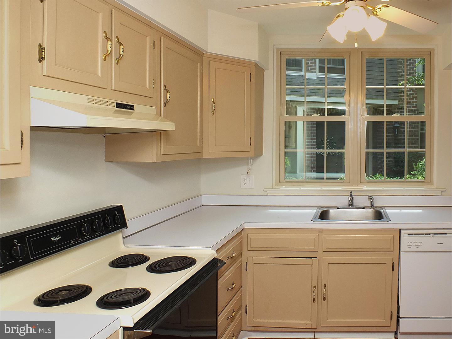 104 A Lantoga Road, Unit 3 Wayne, PA 19087 - Photo 8 of 14 Kitchen