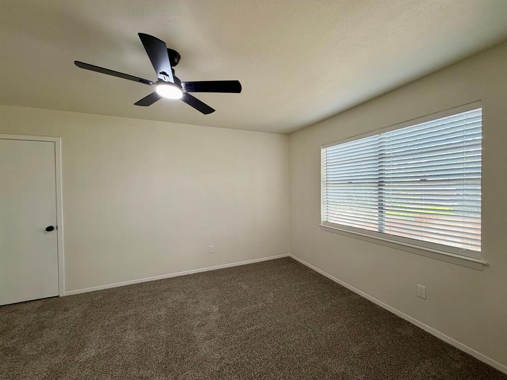 3609 Country Club Road Arlington, TX 76013 - Photo 32 of 40 an empty room with a window